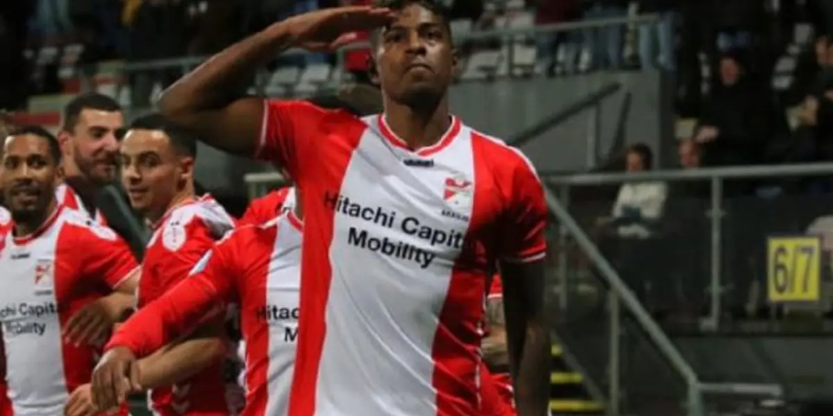 Miguel Araujo jugó el partido contra El Salvador, pero tuvo una posición que no se le había visto al peruano