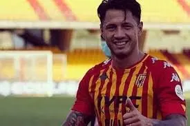 Mira como le queda la camiseta de la Bicolor al delantero Gianluca Lapadula