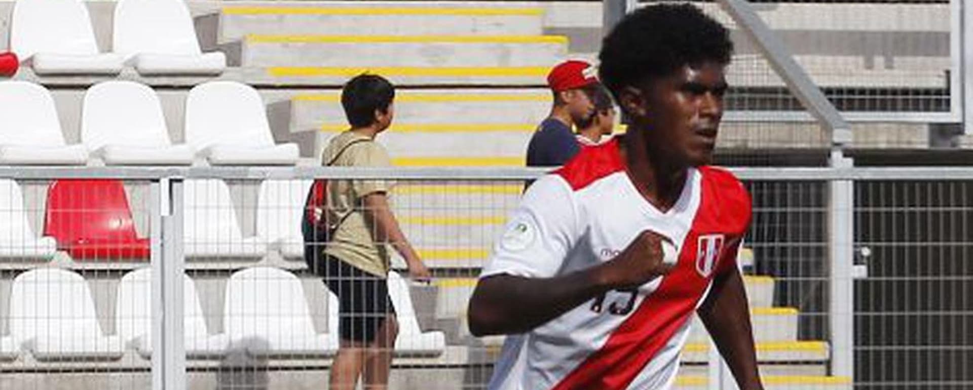 Mora fue uno de los jugadores que ingresó faltando 28 minutos, pero le faltó moverse más por el campo y estuvo desacertado en los pases.