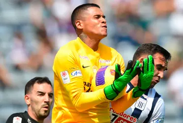 No pudo evitar dar a conocer su molestia ante sus compañeros al ver que no le llegaba ninguna pelota