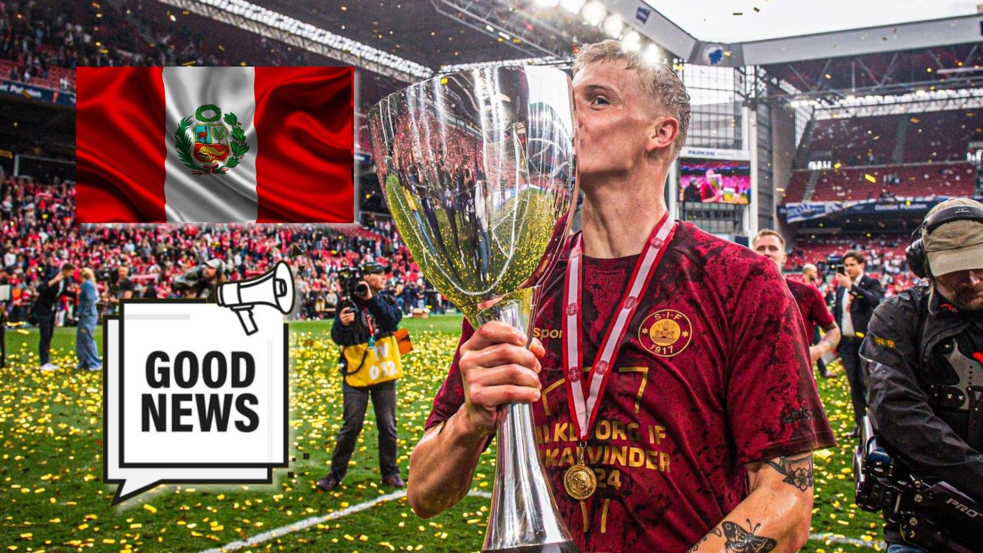 Oliver Sonne besando la Copa de Dinarmarca tras campeonar con el Silkeborg IF