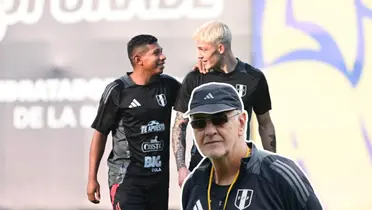 Oliver Sonne junto a Edison Flores en la Bicolor y Jorge Fossati viendo (Foto: Selección Peruana)