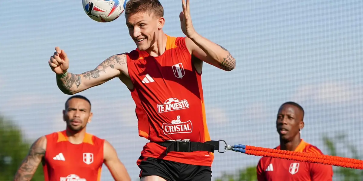 Oliver Sonne - Luis Advíncula - Alexander Callens (Foto: FPF)