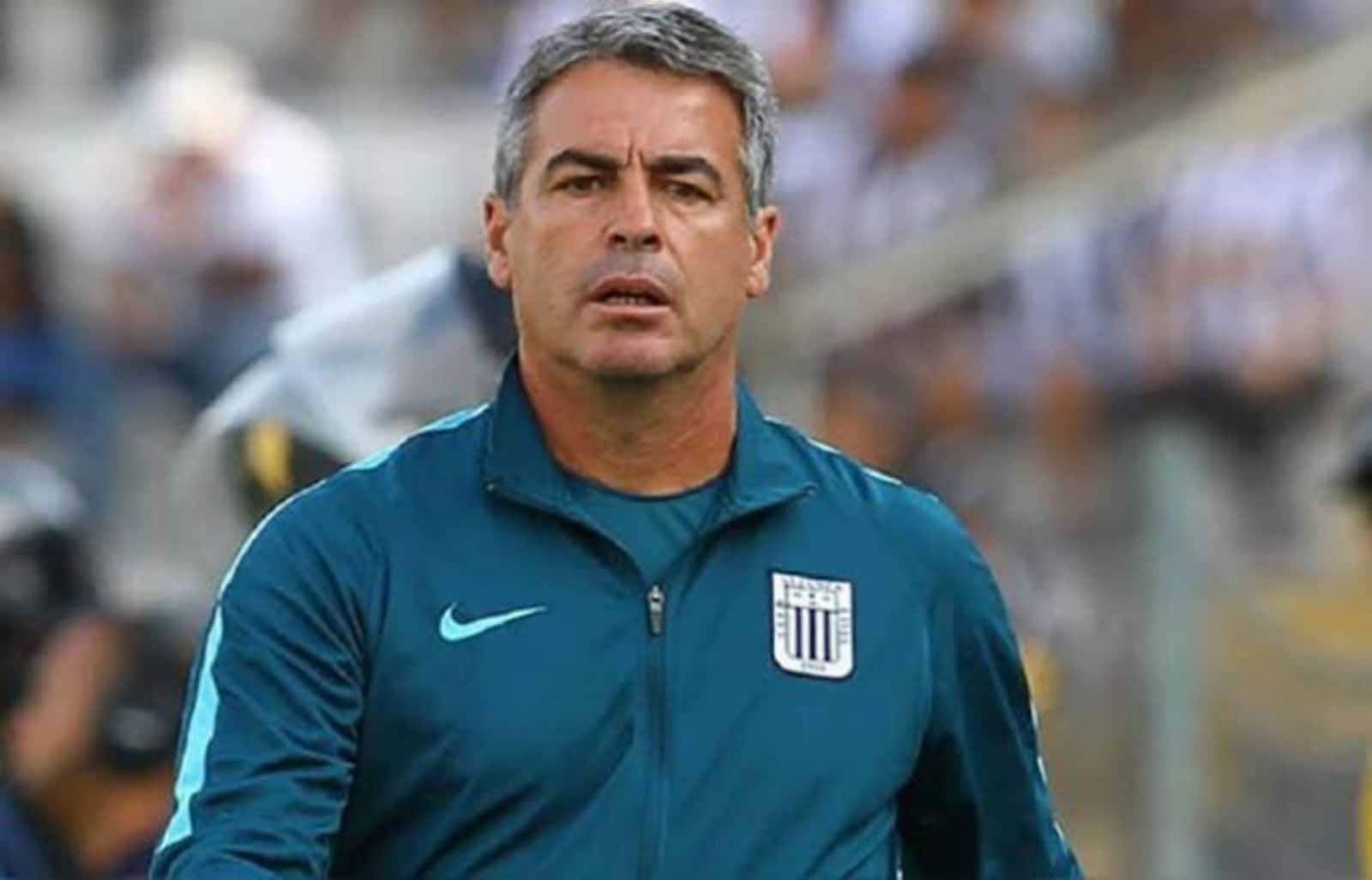 Pablo Bengoechea regresó a Matute junto al primer plantel de Peñarol, para prepararse de cara al partido por cuartos de final de la Copa Sudamericana ante Sporting Cristal y la directiva del íntimo aprovechó para regalarle la camiseta oficial del íntimo.