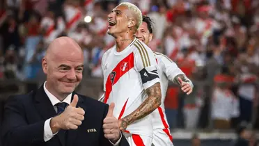 Paolo Guerrero celebra gol, mientras Infantino hace un gesto de aprobación