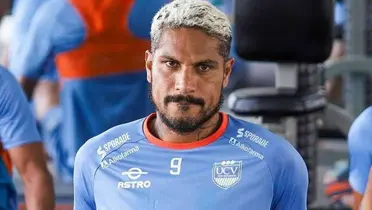 Paolo Guerrero con cara seria