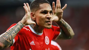 Paolo Guerrero con la camiseta del Internacional de Porto Alegre (Foto: El Universo)