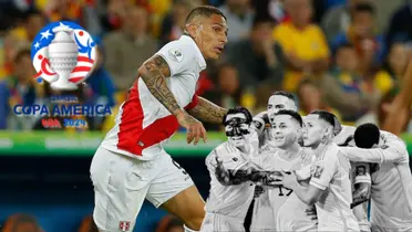 Paolo Guerrero en el campo de juego y debajo jugadores de la Bicolor reunidos