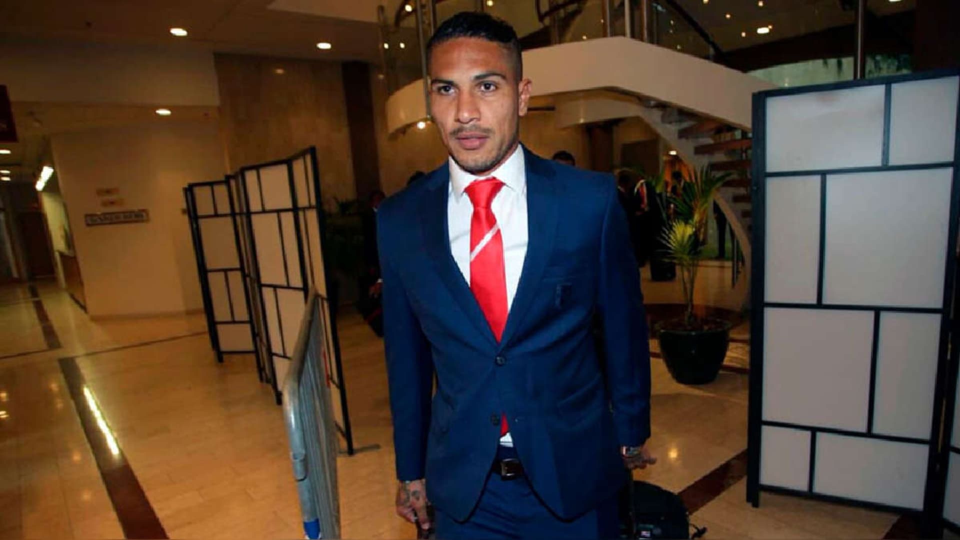 Paolo Guerrero en terno. (Foto: RPP)