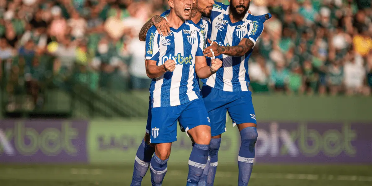 Paolo Guerrero pudo marcar su primer gol con Avai, pero no le dejaron patear