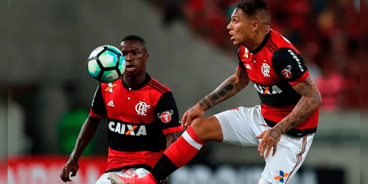 Paolo Guerrero y Vinicius Jr. jugando con la camiseta de Flamengo de Brasil. (Foto: La Republica)