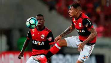 Paolo Guerrero y Vinicius Jr. jugando con la camiseta de Flamengo de Brasil. (Foto: La Republica)
