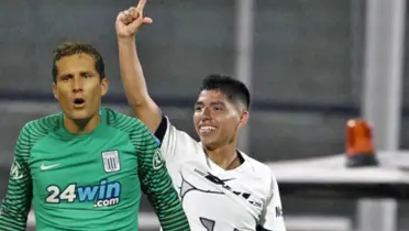 Piero Quispe con la camiseta de Pumas, al lado Leao Butrón. FOTO: Andina