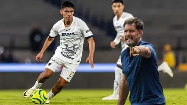 Piero Quispe con la pelota y Gustavo Lema dando órdenes