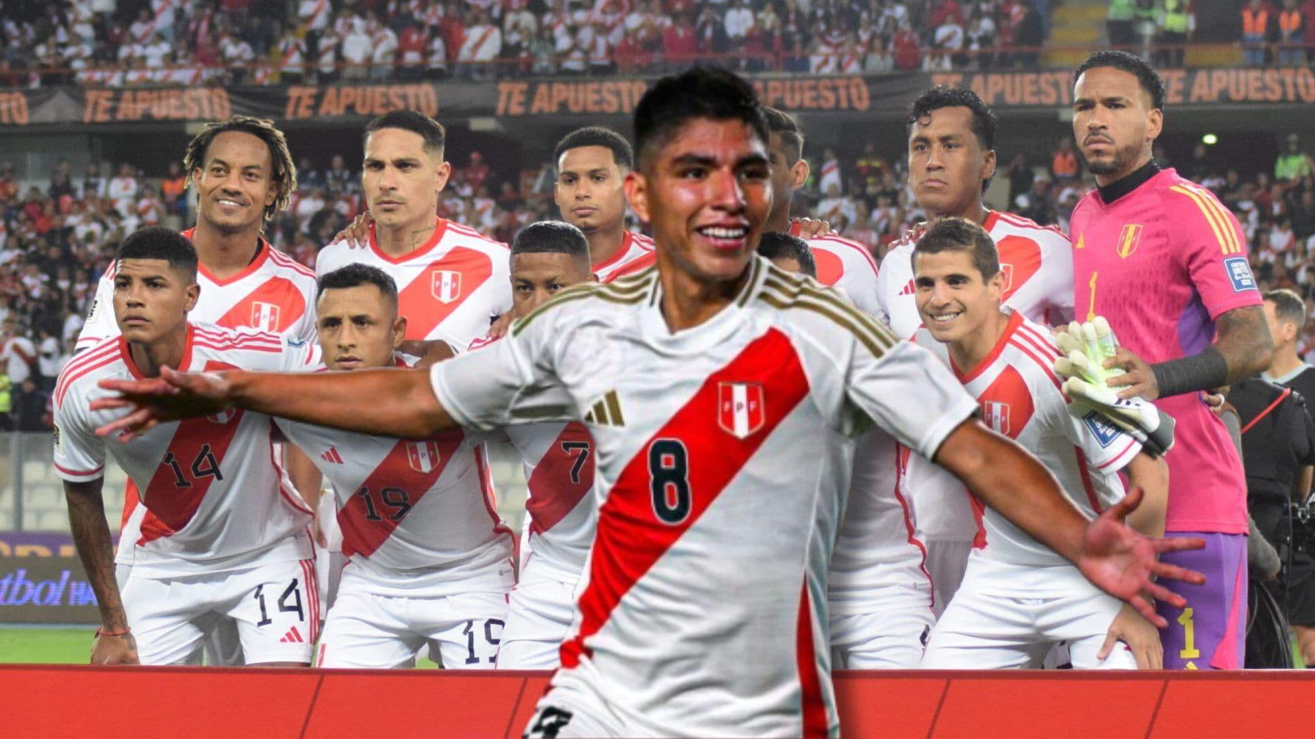 Piero Quispe festejando con la Bicolor y detrás los jugadores de la Selección Peruana posando