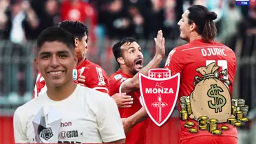 Piero Quispe mirando a la cámara y detrás jugadores del AC Monza