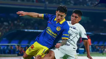 Piero Quispe peleando el balón con un jugador del América