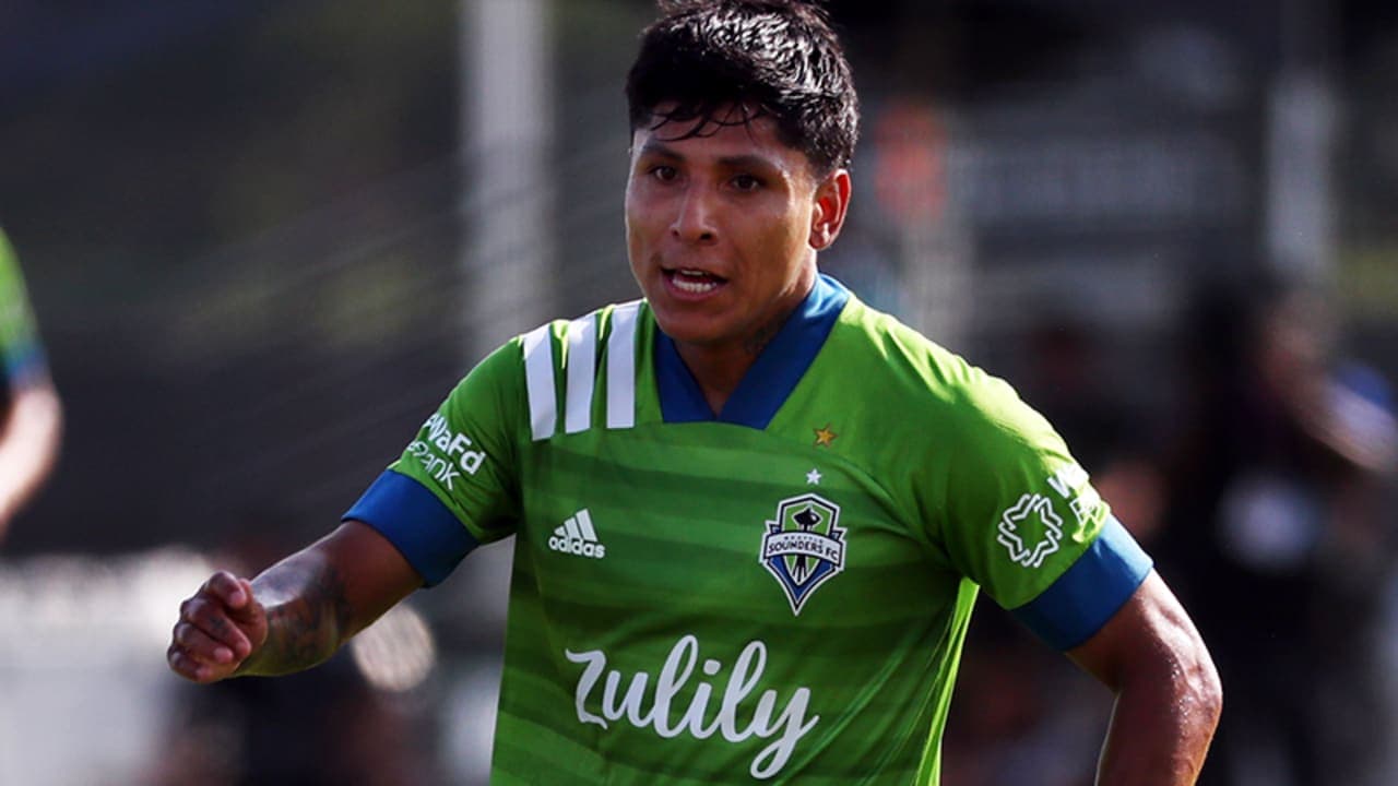 Raúl Ruidíaz tiene varios equipos con interés en su pase desde la Liga MX.