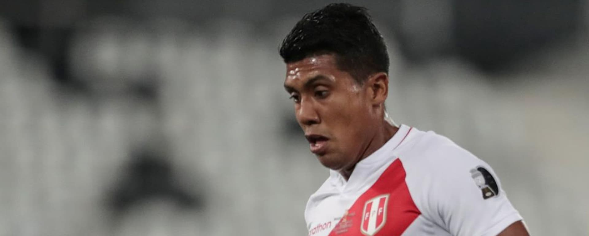 Raziel no se sintió cómodo en la cancha y fue evidentemente superado por los laterales argentinos.