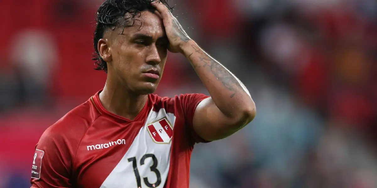 Renato Tapia con la mano en la cabeza