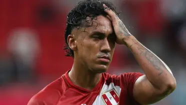 Renato Tapia con la mano en la cabeza