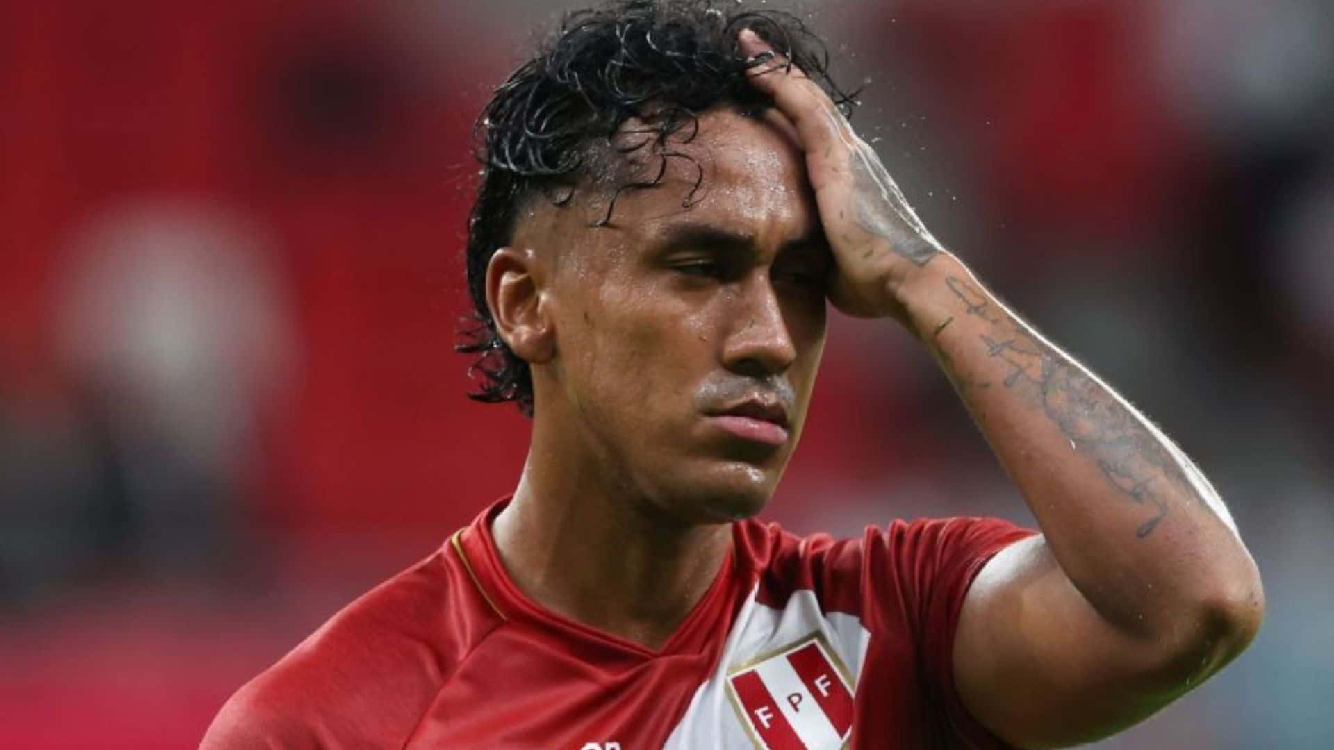 Renato Tapia con la mano en la cabeza