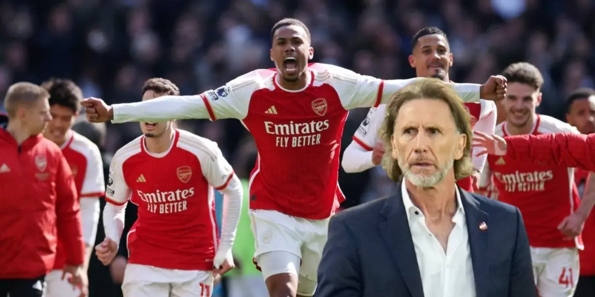 Ricardo Gareca mirando para un lado, mientras el Arsenal celebra gol