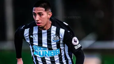 Rodrigo Vilca jugando con la camiseta del Newcastle United de Inglaterra. (Foto: Todo Sport)