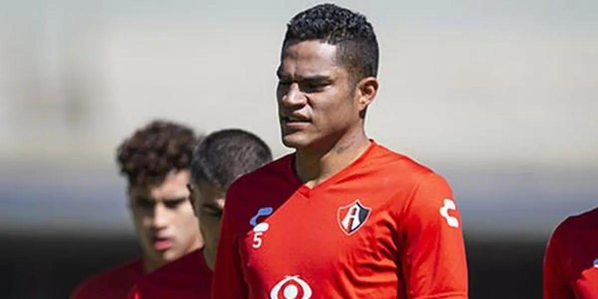 Santamaría estaría más concentrado con las chicas de la farándula que con la selección y por eso Gareca lo apartaría del grupo.