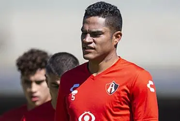 Santamaría estaría más concentrado con las chicas de la farándula que con la selección y por eso Gareca lo apartaría del grupo.