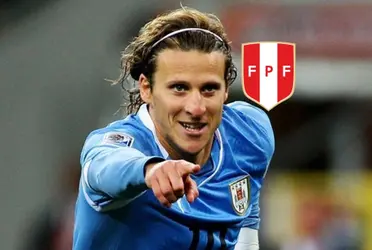 Santiago Acasiete jugó varios años en España, donde enfrentó a varias figuras del fútbol mundial y a uno de los que más admiró fue Diego Forlán.