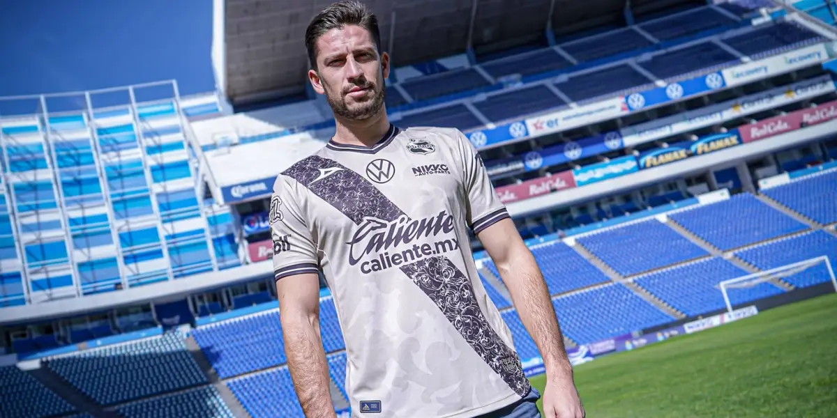 Santiago Ormeño con la camiseta del Puebla de México. (Foto: Marca)