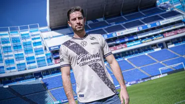 Santiago Ormeño con la camiseta del Puebla de México. (Foto: Marca)