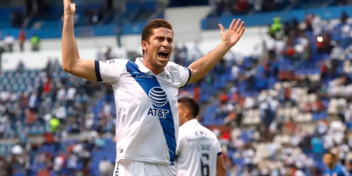 Santiago Ormeño con la camiseta del Puebla de México. (Foto: Milenio)
