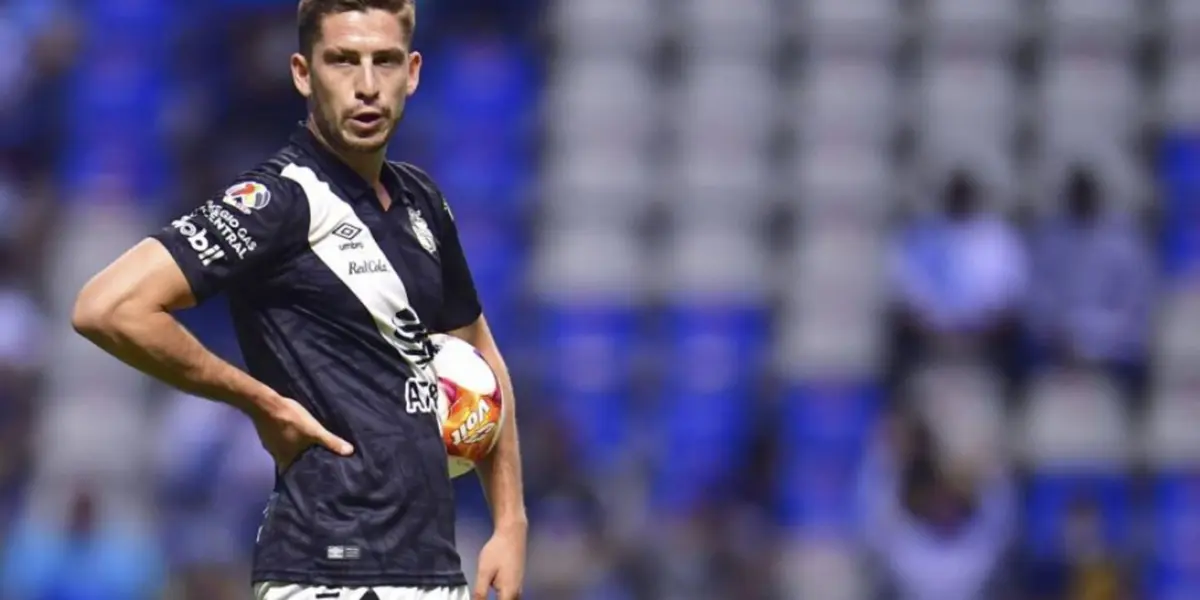 Santiago Ormeño jugando con la camiseta del Puebla de México. (Foto: Diario AS)