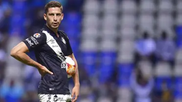 Santiago Ormeño jugando con la camiseta del Puebla de México. (Foto: Diario AS)