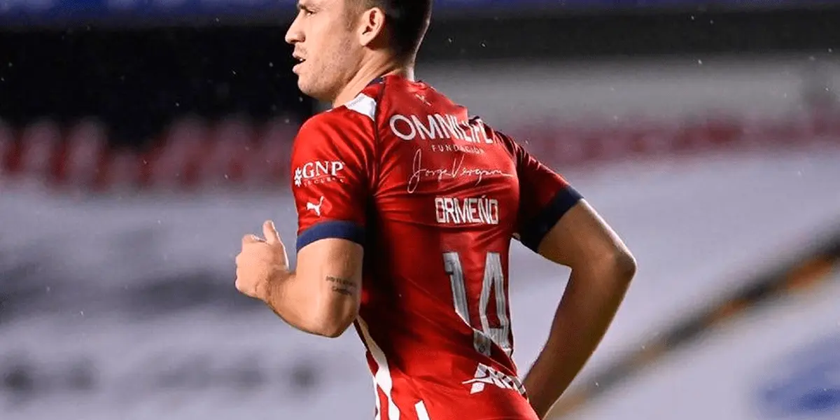 Santiago Ormeño no la está pasando nada bien en el Chivas