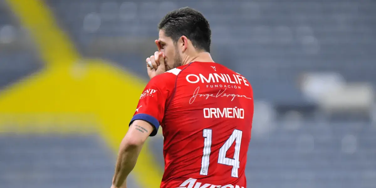 Santiago Ormeño no la pasa nada bien en México y no dejan de arruinar su carrera