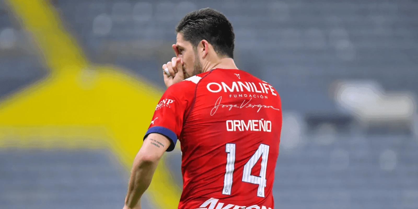 Santiago Ormeño no la pasa nada bien en México y no dejan de arruinar su carrera