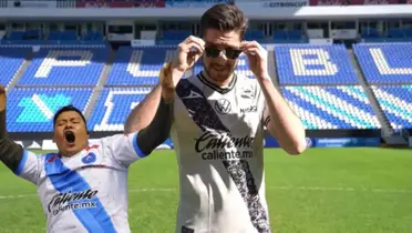 Santiago Ormeño posando con la camiseta del Puebla de México, al lado un hincha del club azteca. FOTO: El Sol de Puebla