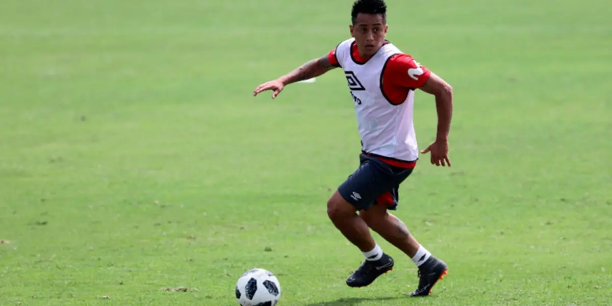 Se trata de Alex Valera, quien subió una foto con 'Aladino' hace unos años como hincha y ahora como compañero de la Bicolor.