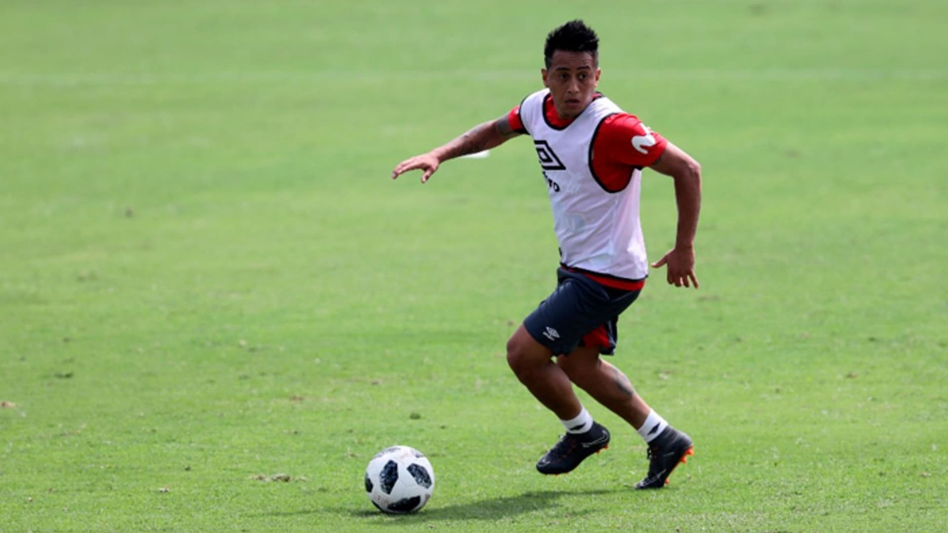 Se trata de Alex Valera, quien subió una foto con 'Aladino' hace unos años como hincha y ahora como compañero de la Bicolor.