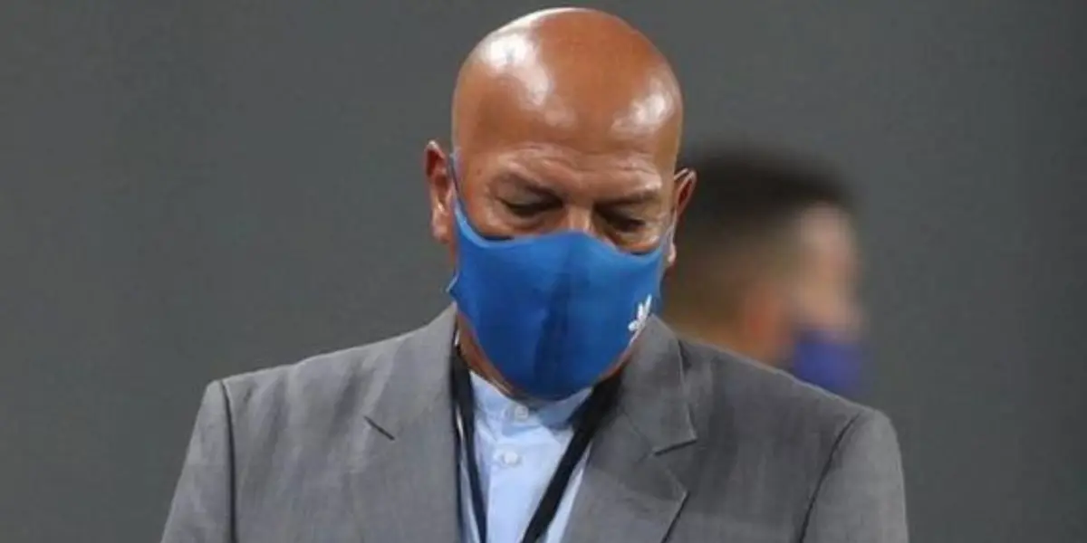 Técnico celeste fue obstinado y no reforzó al equipo en una zona vital del campo