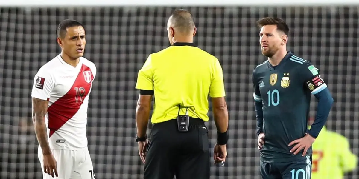 Tras errar el penal, la cámaras de Movistar Deportes captaron la curiosa reacción de dos defensas argentinos.