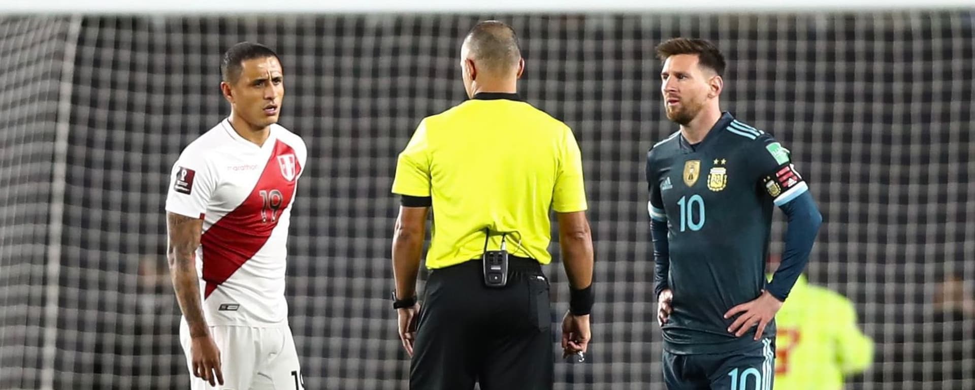 Tras errar el penal, la cámaras de Movistar Deportes captaron la curiosa reacción de dos defensas argentinos.