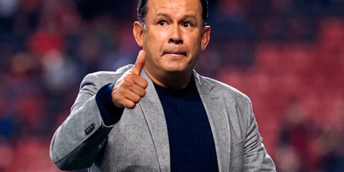 Un jugador no deja de adular a Juan Reynoso para no perder su lugar en la Bicolor