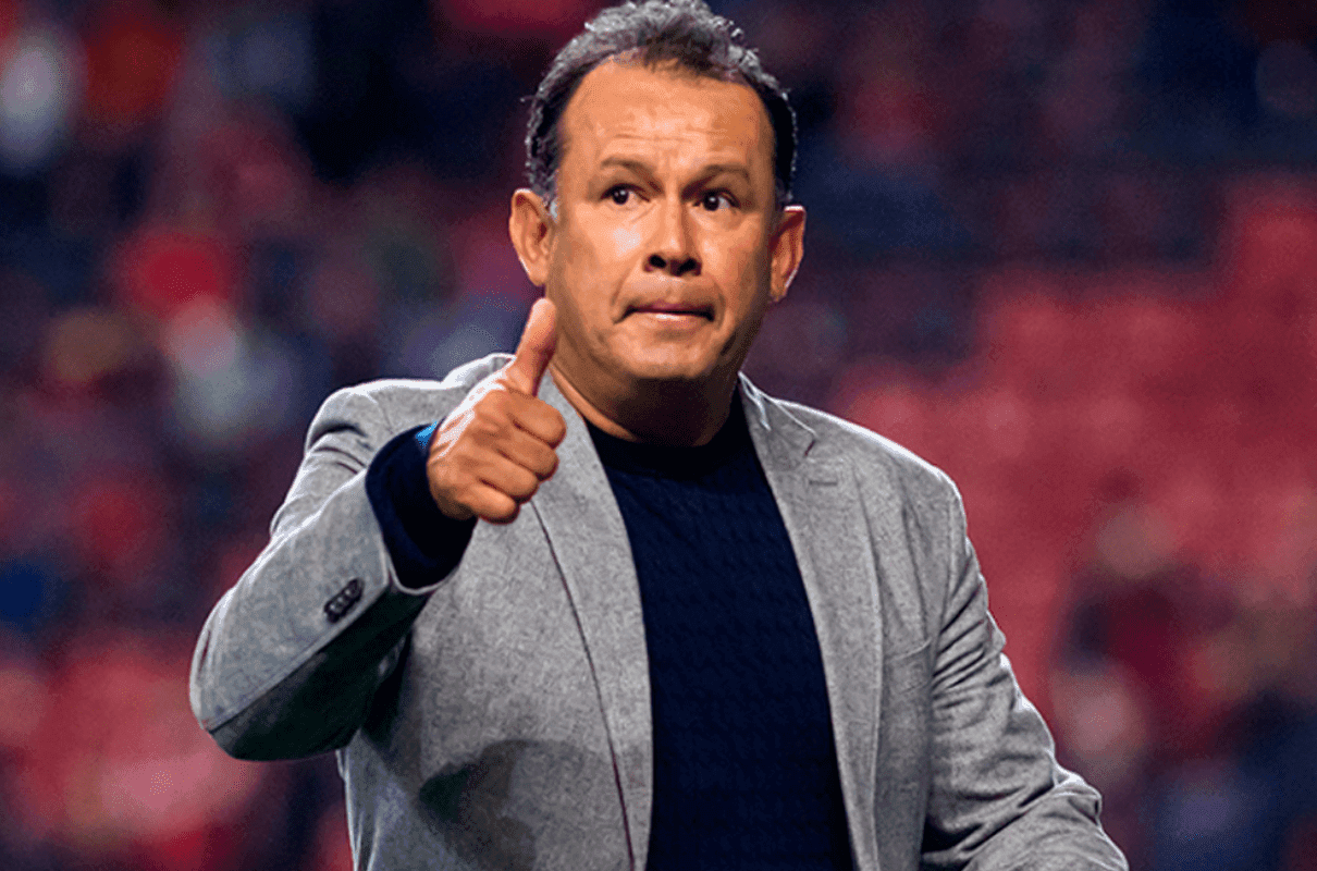 Un jugador no deja de adular a Juan Reynoso para no perder su lugar en la Bicolor