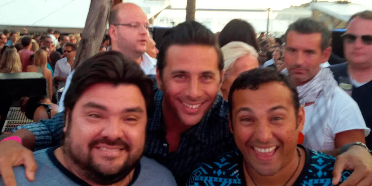 Un personaje pintoresco que siempre aparecía al lado de varios jugadores de la Selección Peruana fue apodado como ‘Pizarrón’