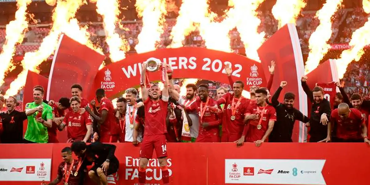 Un peruano pudo salir campeón con el Liverpool este fin de semana, pero las fiestas pudieron más