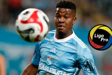 Washington Corozo con la camiseta de Sporting Cristal.